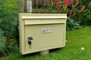 Poštovní schránka do bytových soustav, slonová kost RAL 1014